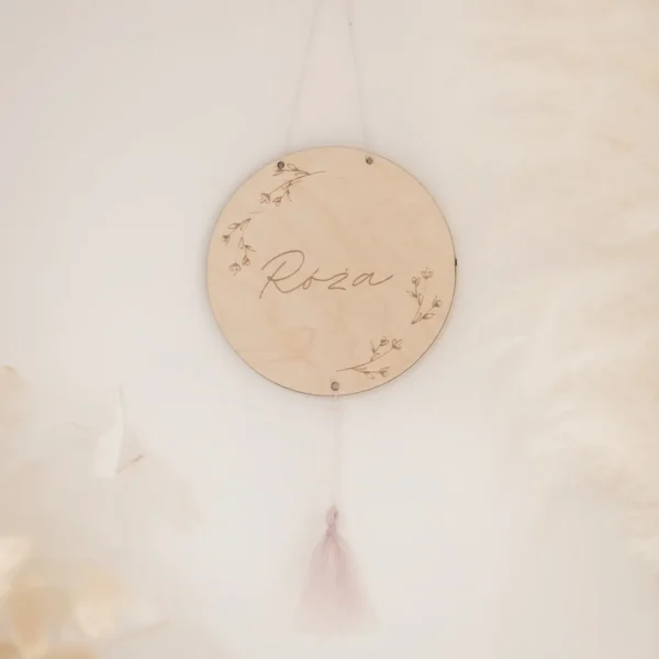 Drewniana zawieszka z imieniem dziecka oraz chwostem