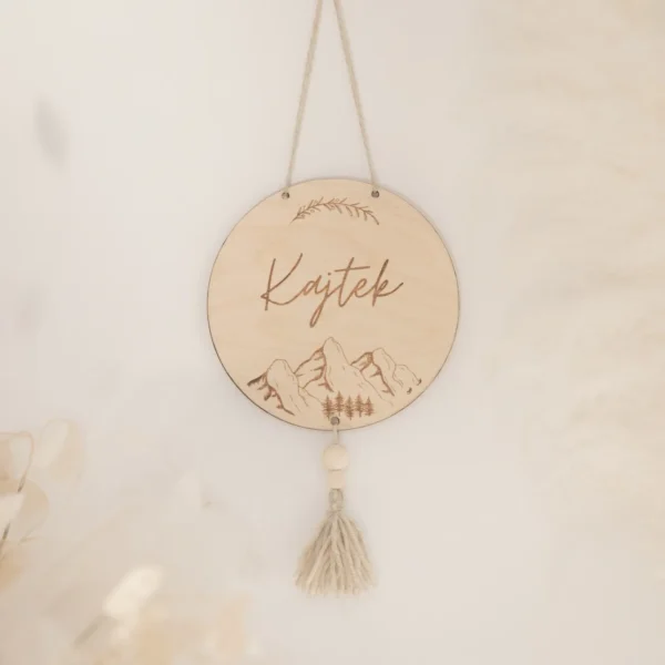 Drewniana zawieszka z imieniem. Chwost. Góry. Pokój chłopca.