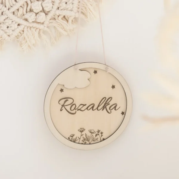 Drewniana zawieszka z imieniem dziecka. Chmurka. Pokój dziewczynki