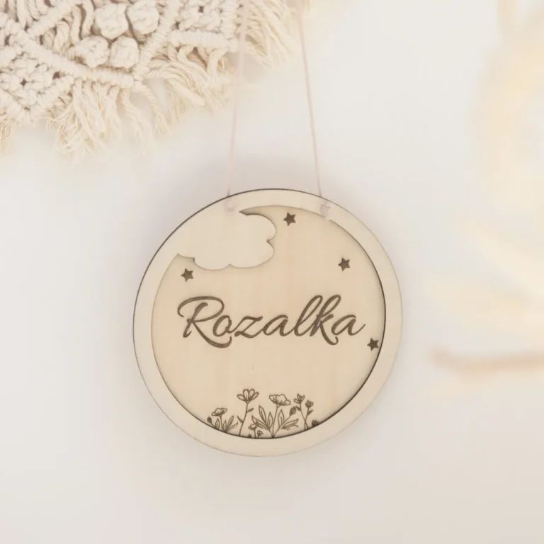 Drewniana zawieszka z imieniem dziecka. Chmurka. Pokój dziewczynki
